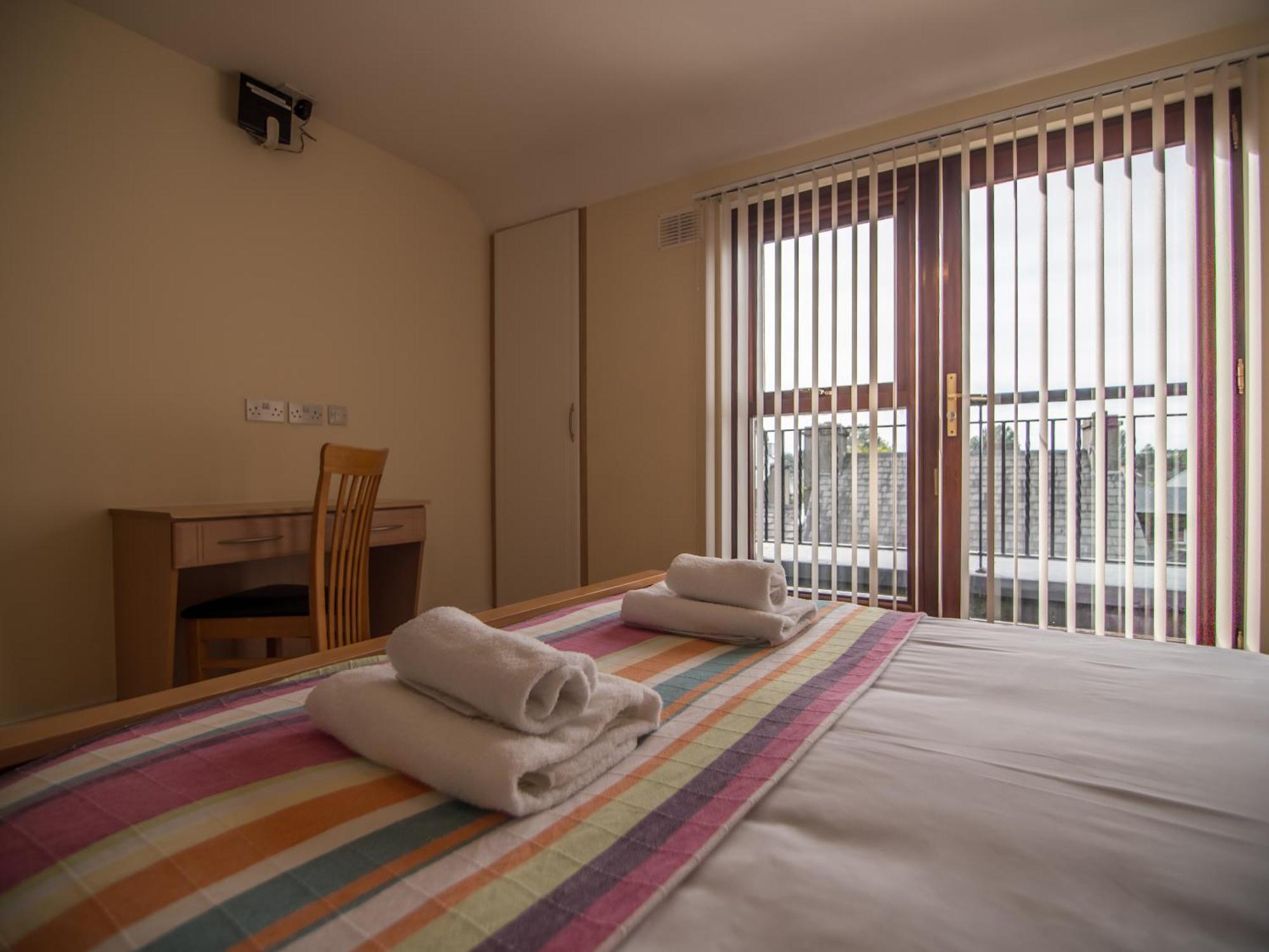 Donegan Court Aparthotel Голуей Екстериор снимка