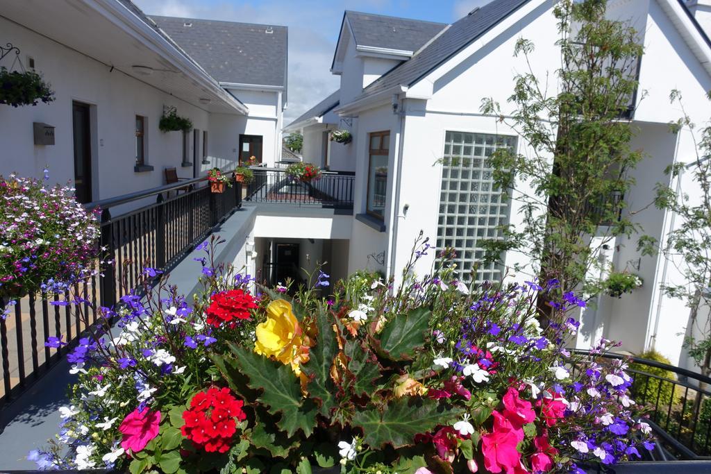 Donegan Court Aparthotel Голуей Екстериор снимка