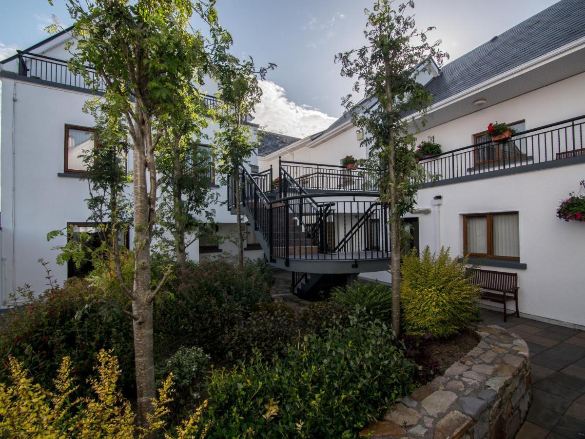 Donegan Court Aparthotel Голуей Екстериор снимка